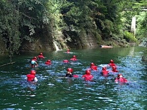 清流で泳ぐ