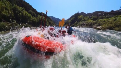 ファミリーラフティングでこの迫力