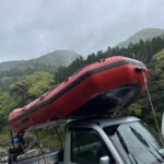 車に乗るラフティングボート