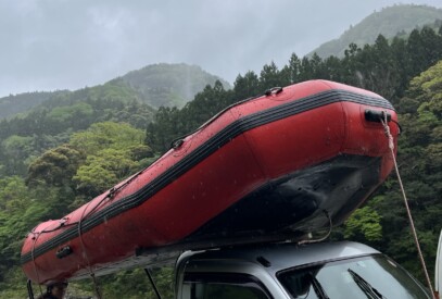 車に乗るラフティングボート