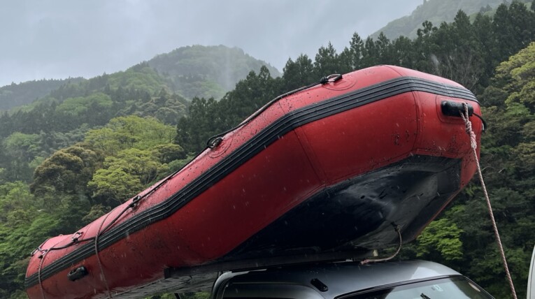 車に乗るラフティングボート
