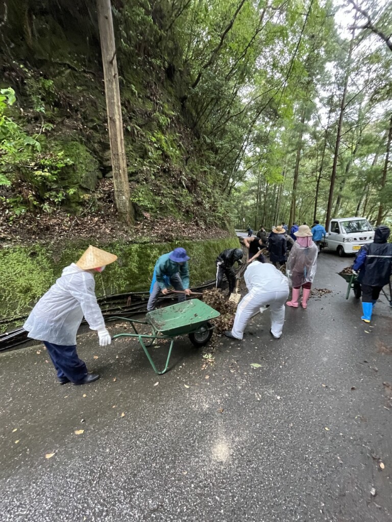 雨の集落清掃