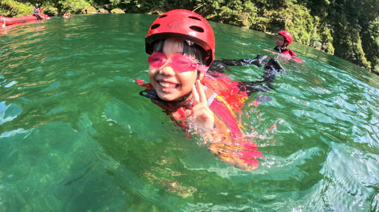 水の綺麗な吉野川で遊ぶ子供 等