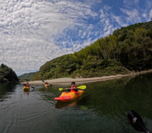 高知 吉野川 アクティビティ SUP パックラフト ラフティング シャワークライミング